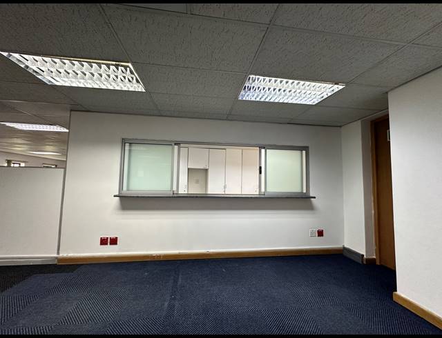 1,910M² OFFICE TO LET IN SUNNINGHILL